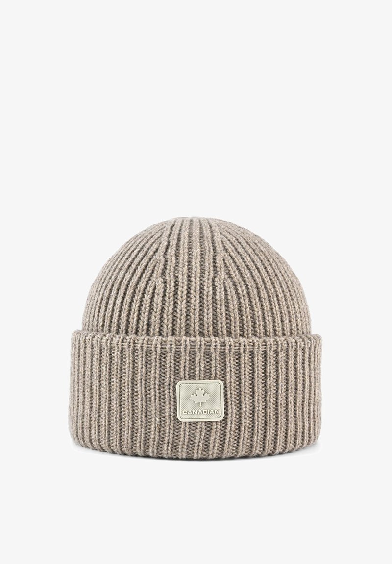 Berretto beige lavorato a maglia con righe verticali e risvolto. Presenta un'etichetta in tessuto quadrata con una foglia d'acero e il marchio "CANADIAN".