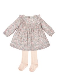 Vestido con estampado floral, detalles de fruncido, mangas con volantes y medias rosas. El vestido es de tela ligera, presenta colores pastel y una cinturilla fruncida.