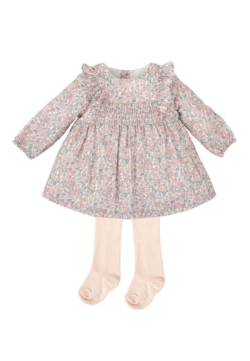 Vestido con estampado floral, detalles de fruncido, mangas con volantes y medias rosas. El vestido es de tela ligera, presenta colores pastel y una cinturilla fruncida.