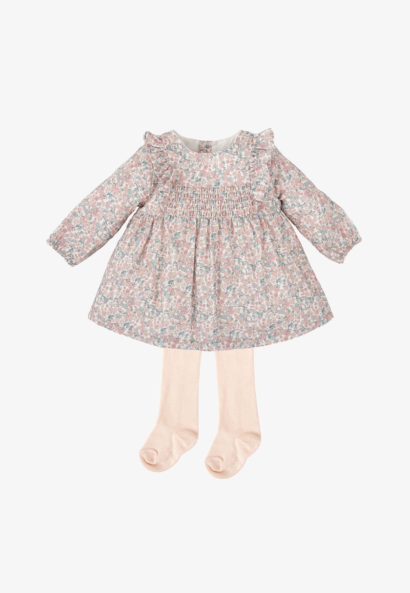 Robe à motif floral avec un détail de smocks, des manches volantes et des collants roses. La robe est en tissu léger, avec des couleurs pastel et une taille froncée.