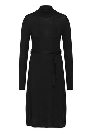 Schwarzes Strickkleid mit hohem Kragen, langen Ärmeln, tailliertem Bund, seitlichen Schlitzen und dezentem goldenen Knopfdetail an der Schulter.