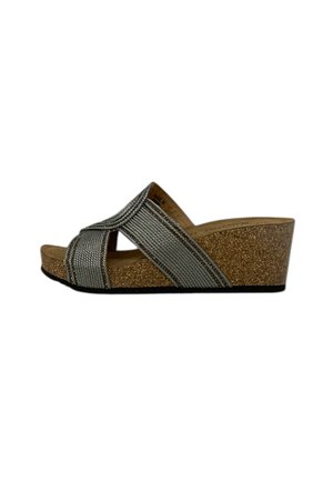 Sandali con zeppa e base in sughero, con fascette incrociate in argento. Le fasce presentano un motivo testurizzato, che migliora la presa e il design.