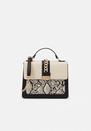 Sac à main crème, noir et motif peau de serpent avec poignée supérieure, détail chaîne dorée sur le rabat avant et bandoulière amovible.