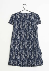 Vestido azul marino con mangas cortas, que presenta un patrón floral blanco. Hecho de un tejido texturizado, tiene un cuello redondo y un dobladillo recto.