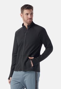 Schwarze Zip-up-Jacke aus leichtem, glattem Stoff. Verfügt über einen hohen Kragen, Raglanärmel und Seitentaschen.