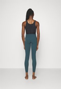 Nike Performance ZENVY HR 7/8 TGHT - Tajice - deep jungle