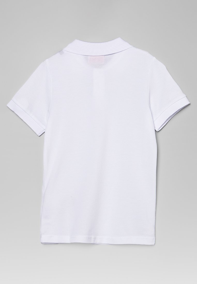 Polo shirt bianco con colletto classico, maniche corte e accenti a costine. Texture liscia con una silhouette pulita e su misura.