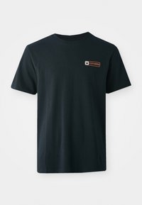 Sort bomulds T-shirt med korte ærmer, rund halsudskæring og et lille orange og blåt "Converse" logo patch på den øverste venstre bryst.