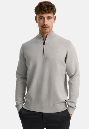 Pull-over zippé gris clair en matière tricotée texturée, avec un col montant et des bords côtelés aux poignets et à l'ourlet.