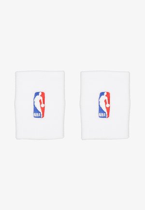 Witte katoenen polsbandjes met het NBA-logo. Elk heeft een geborduurd ontwerp in rood, blauw en wit op een textuur oppervlak. Rechteckige vorm, zacht materiaal.