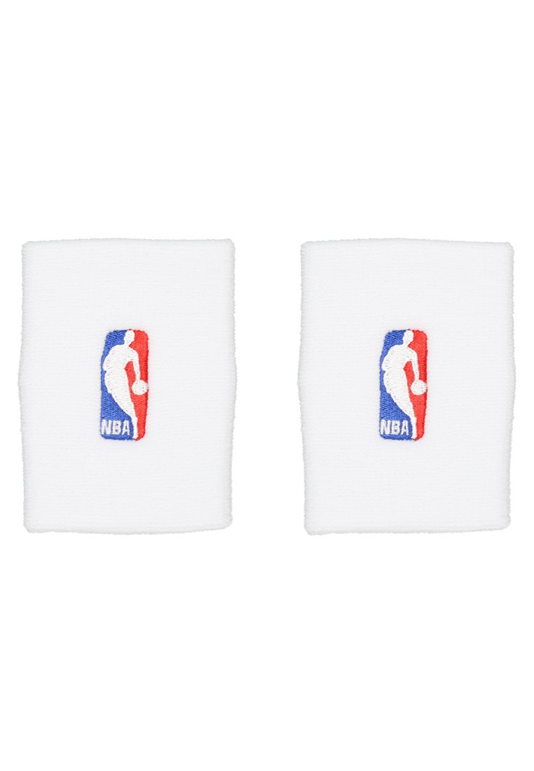 Witte katoenen polsbandjes met het NBA-logo. Elk heeft een geborduurd ontwerp in rood, blauw en wit op een textuur oppervlak. Rechteckige vorm, zacht materiaal.