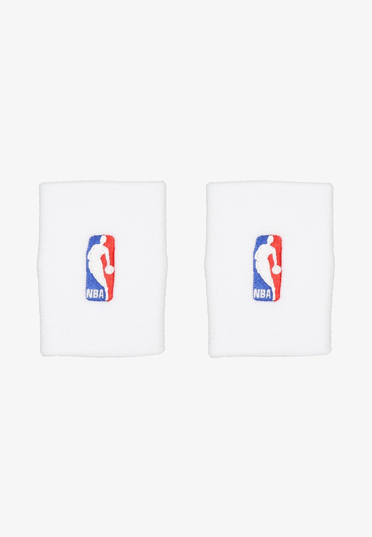 Pulseras de algodón blancas con el logo de la NBA. Cada una presenta bordados en rojo, azul y blanco sobre una superficie texturizada. Forma rectangular, material suave.