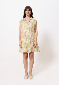 Ärmelloses Kleid mit lockerem Schnitt, aus leichtem Stoff, mit floralem Muster in Pastellfarben von Grün, Pink und Gelb.