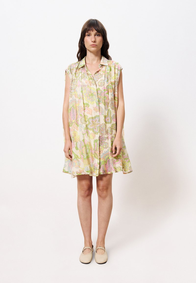 Ärmelloses Kleid mit lockerem Schnitt, aus leichtem Stoff, mit floralem Muster in Pastellfarben von Grün, Pink und Gelb.