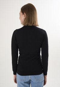 Sort, lettråd sweater med lange ærmer og tætsiddende design. Ribstrikkede manchetter og linning, minimalistisk stil uden mønstre.