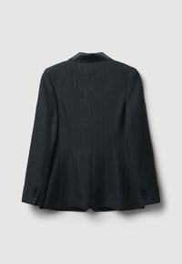 Blazer noir avec des rayures verticales, doté d'un col en satin, de deux boutons aux manches et d'une coupe ajustée. Texture lisse, forme structurée.