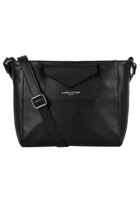 Borsa a tracolla in pelle nera con finitura testurizzata, tasca con pattina diagonale, tracolla regolabile e scritta del marchio in argento.