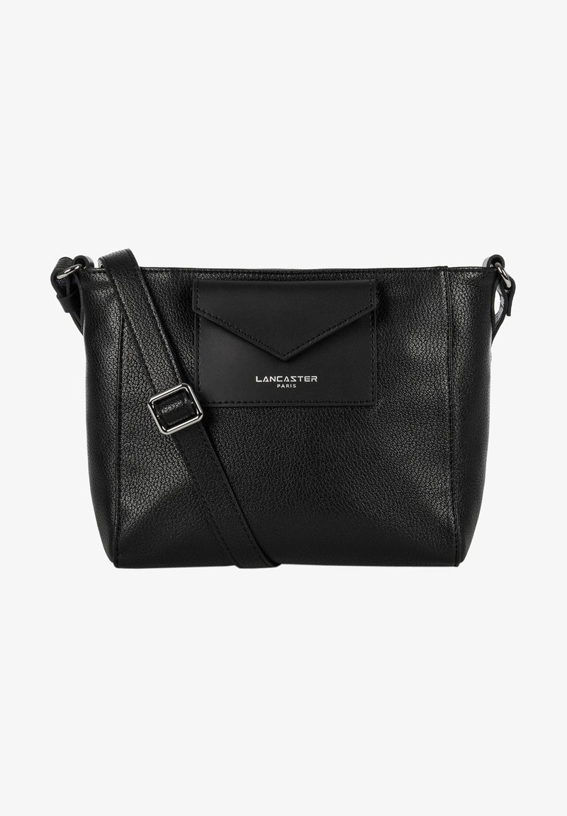 Sac en cuir noir à bandoulière avec une finition texturée, poche à rabat diagonale, sangle ajustable et lettrage argenté de la marque.