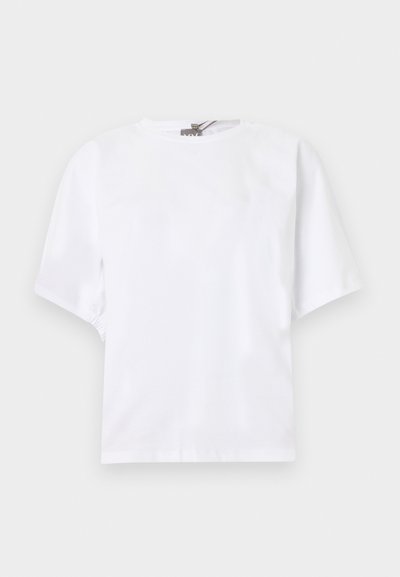 Λευκό κοντομάνικο t-shirt με στρογγυλή λαιμόκοψη, άνετη εφαρμογή και διακριτική λεπτομέρεια πτυχώματος στις πλευρές, παρουσιάζεται πάνω σε ανοιχτό φόντο.