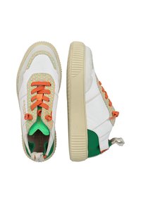 Witte sneakers met oranje veters, groene accenten met patroon, gestructureerde rubberen zolen en een gevoerde groene binnenkant en tong.