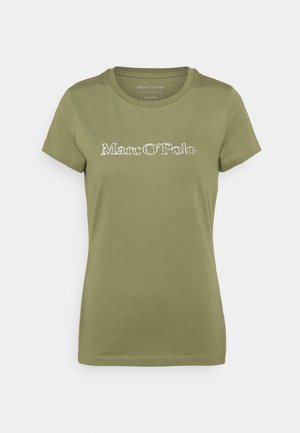 Camiseta verde oliva de algodón suave, con escote redondo y mangas cortas. Logo "Marc O'Polo" impreso en color claro en el frente.