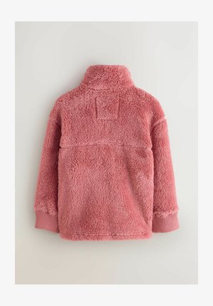 Vista posteriore di una giacca in pile rosa soffice con polsini a costine e collo alto su uno sfondo semplice.