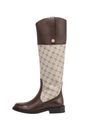 Botte en cuir marron jusqu'au genou avec un corps en tissu crème texturé présentant un motif géométrique répétitif et des détails de bouton en ton doré.