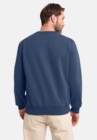 Navyblauer Sweatshirt mit rundem Halsausschnitt und langen Ärmel, gefertigt aus weichem Stoff. Mit gerippten Bündchen und Saum, sowie einer glatten Textur.