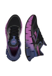 Fekete sportcipő pár, lila és kék gradiens talppal, hálós felsőrészével és Reebok logóval a nyelven és az oldalon.