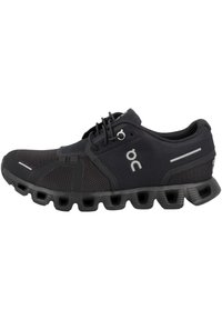 Czarne buty sportowe z oddychającej siateczki, gumowa podeszwa z okr�ągłymi wycięciami i odblaskowymi akcentami po bokach.
