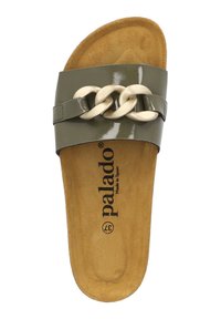 Infradito lucidi verde oliva con una fascia larga e dettaglio in catena dorata, soletta sagomata color tan e superficie liscia. Logo del marchio visibile.