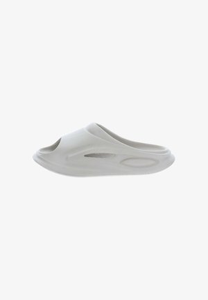 Sandalia tipo slide gris claro, con puntera abierta y suela curva texturizada, diseñada para uso casual en interiores o exteriores.