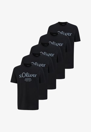 Pięć czarnych, krótkich koszulek z napisem "s.Oliver Elevated Essentials Since 1969" w jasnoszarym kolorze na przodzie, ułożonych ukośnie w stos.