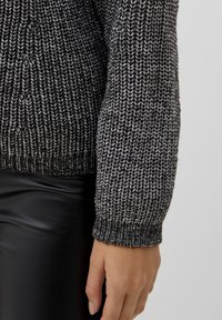 QS Sweter