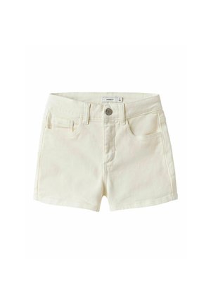 Short en jean couleur crème avec bouton à l'avant, passants pour ceinture et cinq poches, posé à plat sur un fond blanc.