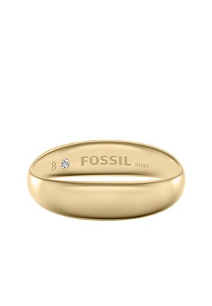 Glatter goldfarbener Metallring mit der Gravur "FOSSIL STEEL" und Größe "8" neben einem kleinen klaren Edelstein im Ringinneren.