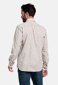 Lichtgrijze langslavende shirt met een bruine ruitpatroon, knoopmanchetten en een klassieke kraag, gemaakt van een textuurstof.