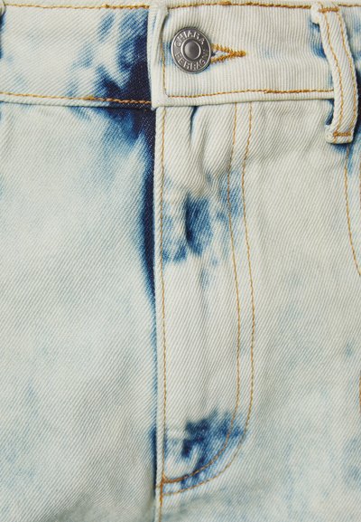 Lichtblauwe denimstof met een tie-dye patroon en donkerblauwe accenten. Inclusief een metalen knop en gele stikdetails.
