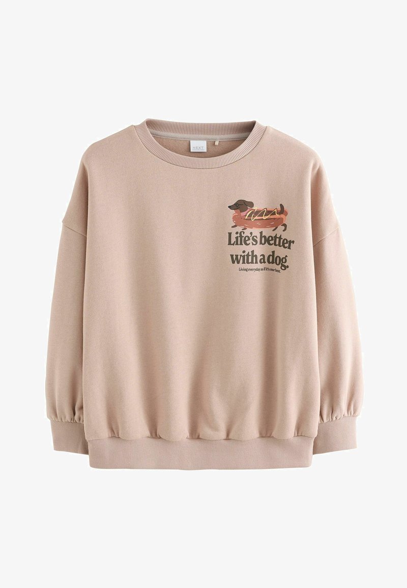 Sweatshirt rose avec un col rond côtelé et des poignets élastiques. L'avant présente un graphique d'un teckel et le texte : "La vie est meilleure avec un chien."