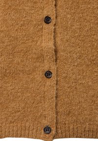 Bruine gebreide cardigan van een textuurstof, voorzien van vijf donkere knopen en een geribde zoom. Het materiaal lijkt zacht en warm te zijn.
