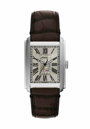 Fossil rektangulært ur med et sølvfarvet rustfrit stålhus, hvid skive, romerske tal og en brun læderrem med krokodillestruktur.