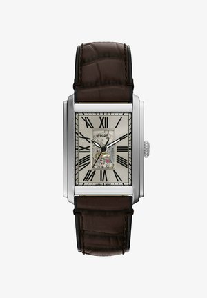Fossil rektangulært ur med et sølvfarvet rustfrit stålhus, hvid skive, romerske tal og en brun læderrem med krokodillestruktur.