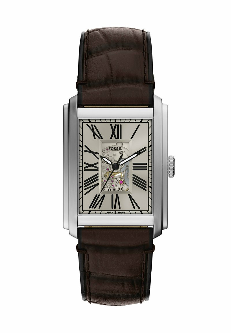 Montre rectangulaire Fossil avec un boîtier en acier inoxydable argenté, un cadran blanc, des chiffres romains et un bracelet en cuir brun à texture crocodile.