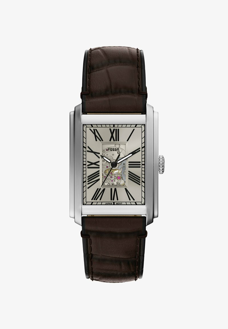 Montre rectangulaire Fossil avec un boîtier en acier inoxydable argenté, un cadran blanc, des chiffres romains et un bracelet en cuir brun à texture crocodile.