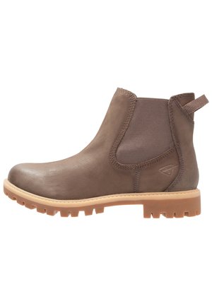 Brun läderankelboot med elastiska sidopaneler, rund tå och texturerad gummisula. Bakre dragflik för lätt påtagning.