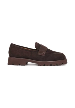 Mocasines de ante marrón con una correa ancha, recortes rectangulares y una suela gruesa y robusta de color marrón con surcos profundos para proporcionar tracción.
