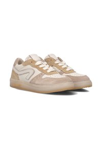 Sneakers met een mix van lichtbruin suede en crème leer, met een ronde neus, witte veters en een doorzichtige zool.