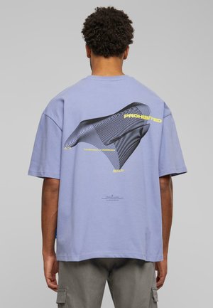 Tricou de culoare violet deschis, cu un grafic abstract negru și galben pe partea din spate, având text și un design texturat, precum și mâneci scurte.