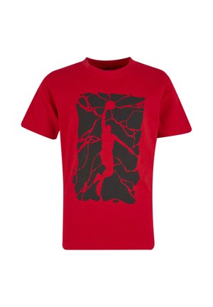 Rød T-shirt med korte ærmer med en sort grafik af en basketballspiller, der hopper og rækker efter en bold midt blandt revnede former.