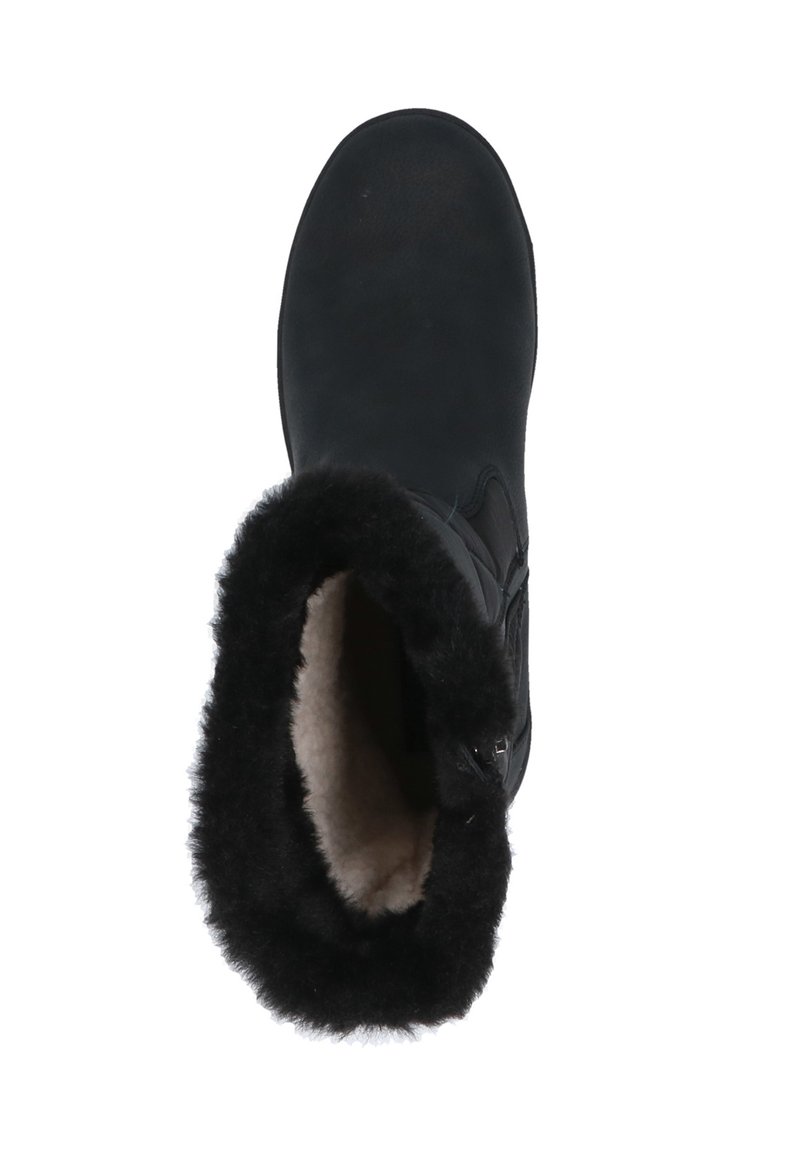 Czarny botek za kostkę o gładkiej powierzchni, puszystym, czarnym futrze wewnątrz i jasnym tkaninie w środku. Posiada prosty design bez widocznych elementów metalowych.